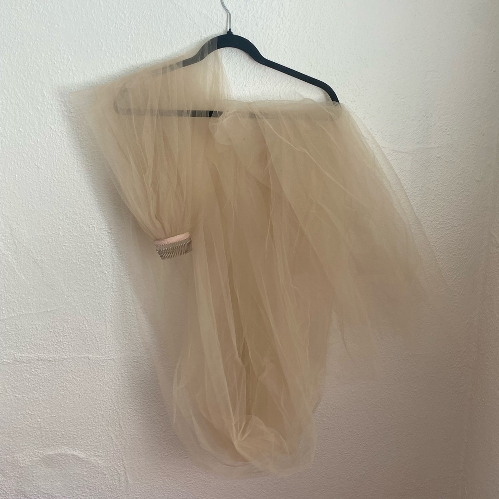 Vera Wang Cream Tulle Hair Accessory